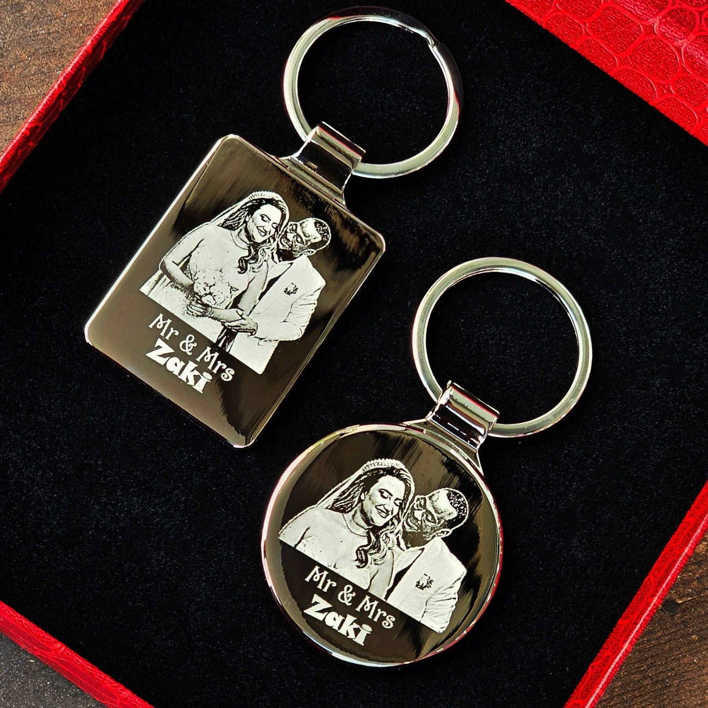 2 key rings with engraved photos as gift for couple