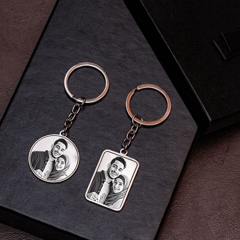 2 key rings with engraved photos as gift for couple