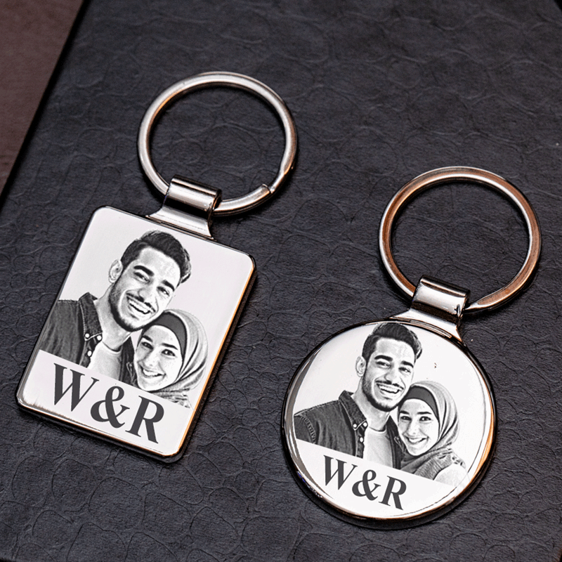2 key rings with engraved photos as gift for couple