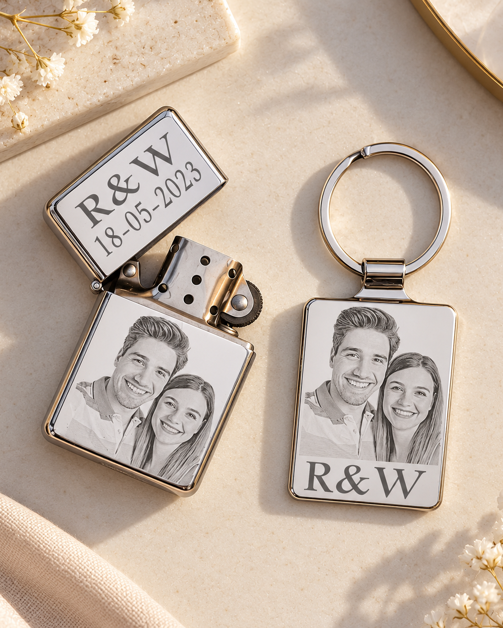 Briquet personnalisé style Zippo gravé avec photo de couple et initiales, accompagné d'un porte-clés assorti