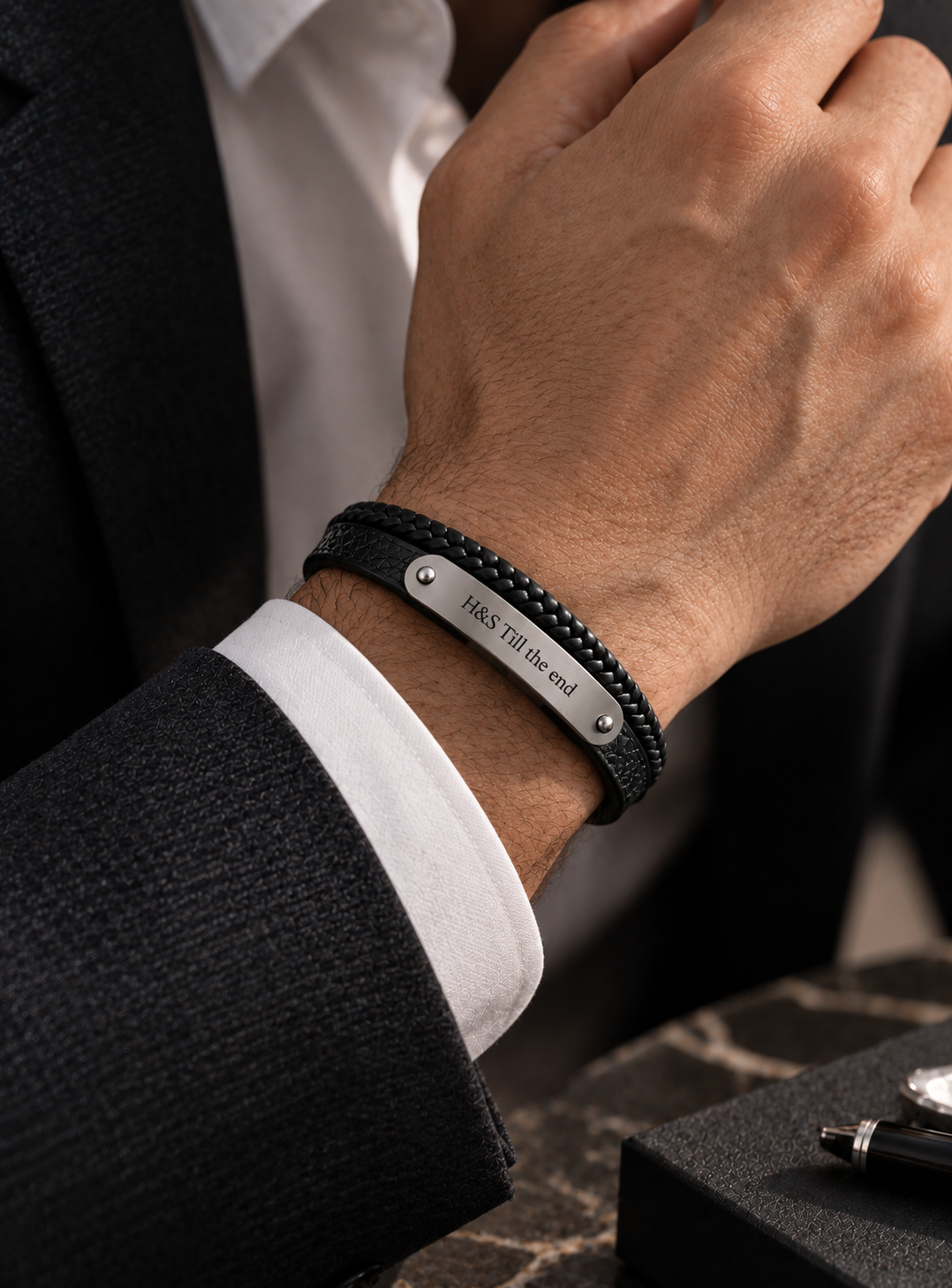 Bracelet homme cuir noir tressé et plaque acier argenté gravée HS Till the end