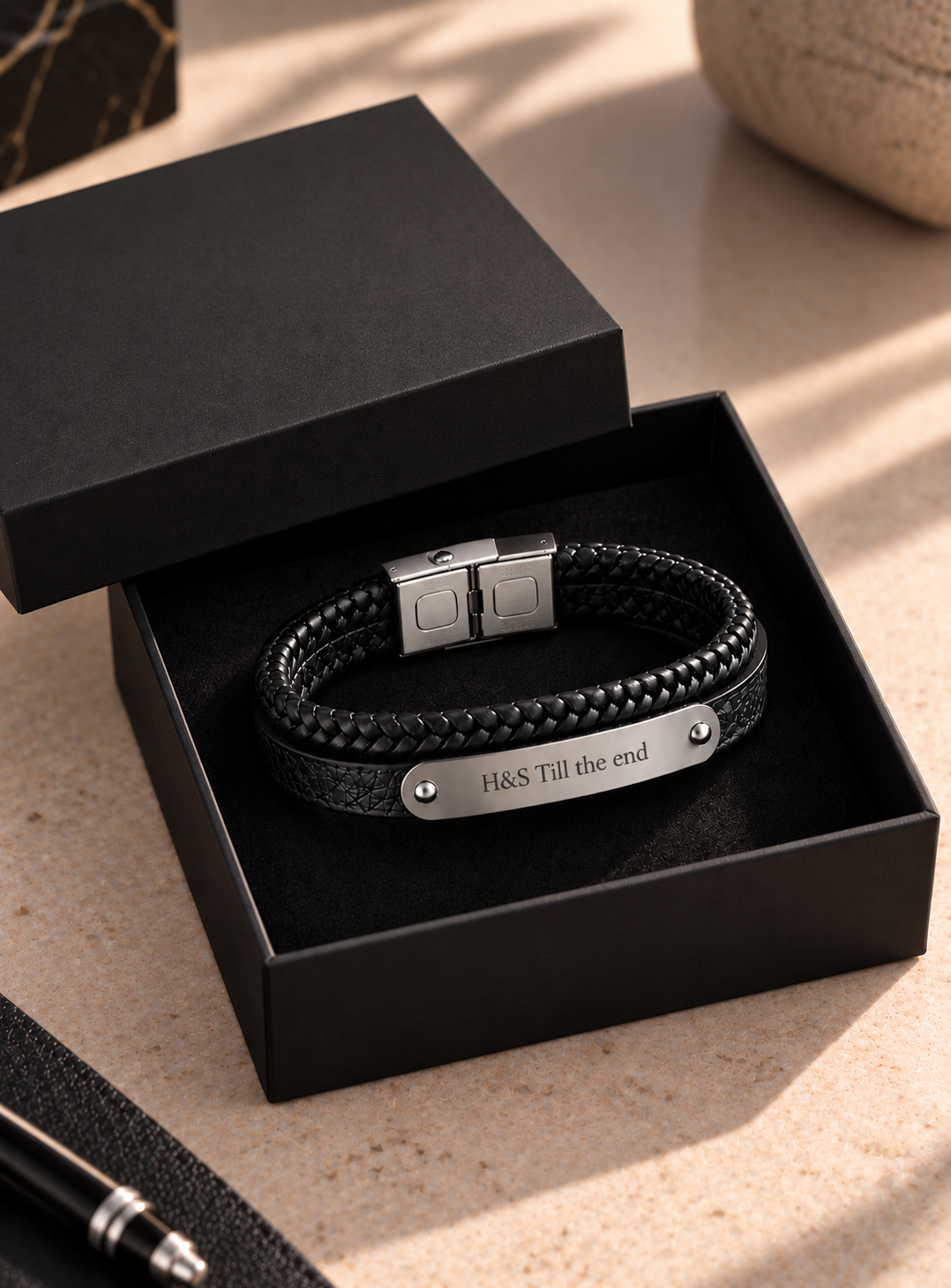 Bracelet homme personnalisable argent et cuir noir dans sa boîte cadeau premium
