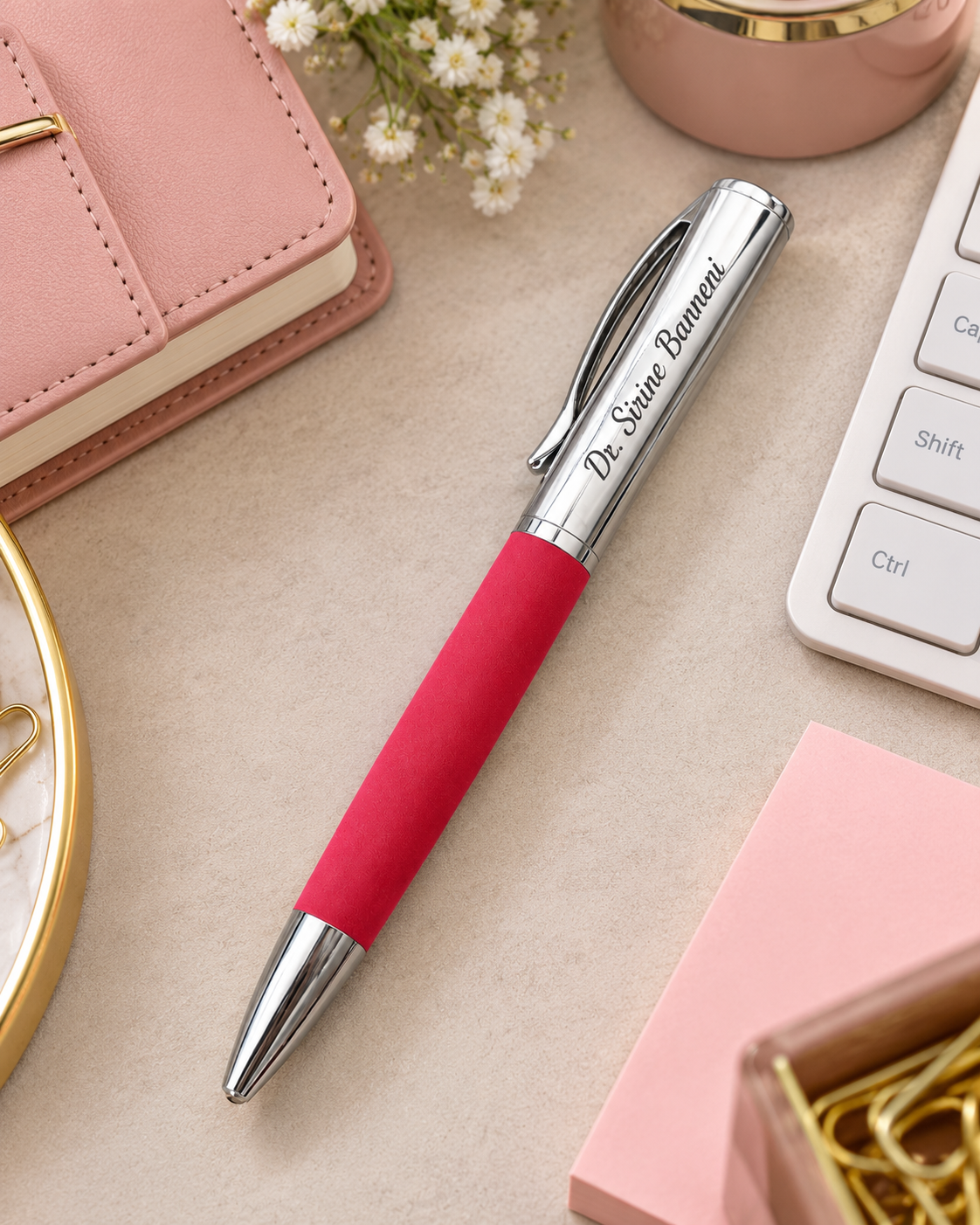 Cadeau professionnel pour femme : stylo rouge personnalisé avec gravure nominative sur bureau élégant
