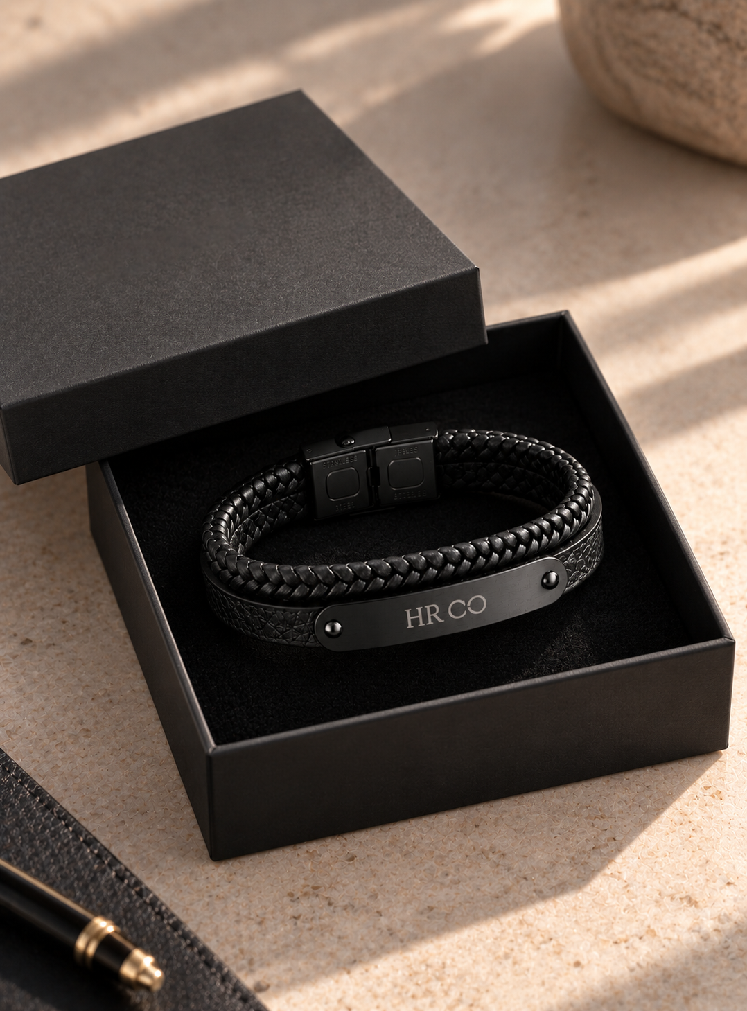 Bracelet Homme Cuir Noir Tressé & Plaque Gravée en Acier Noir Mat