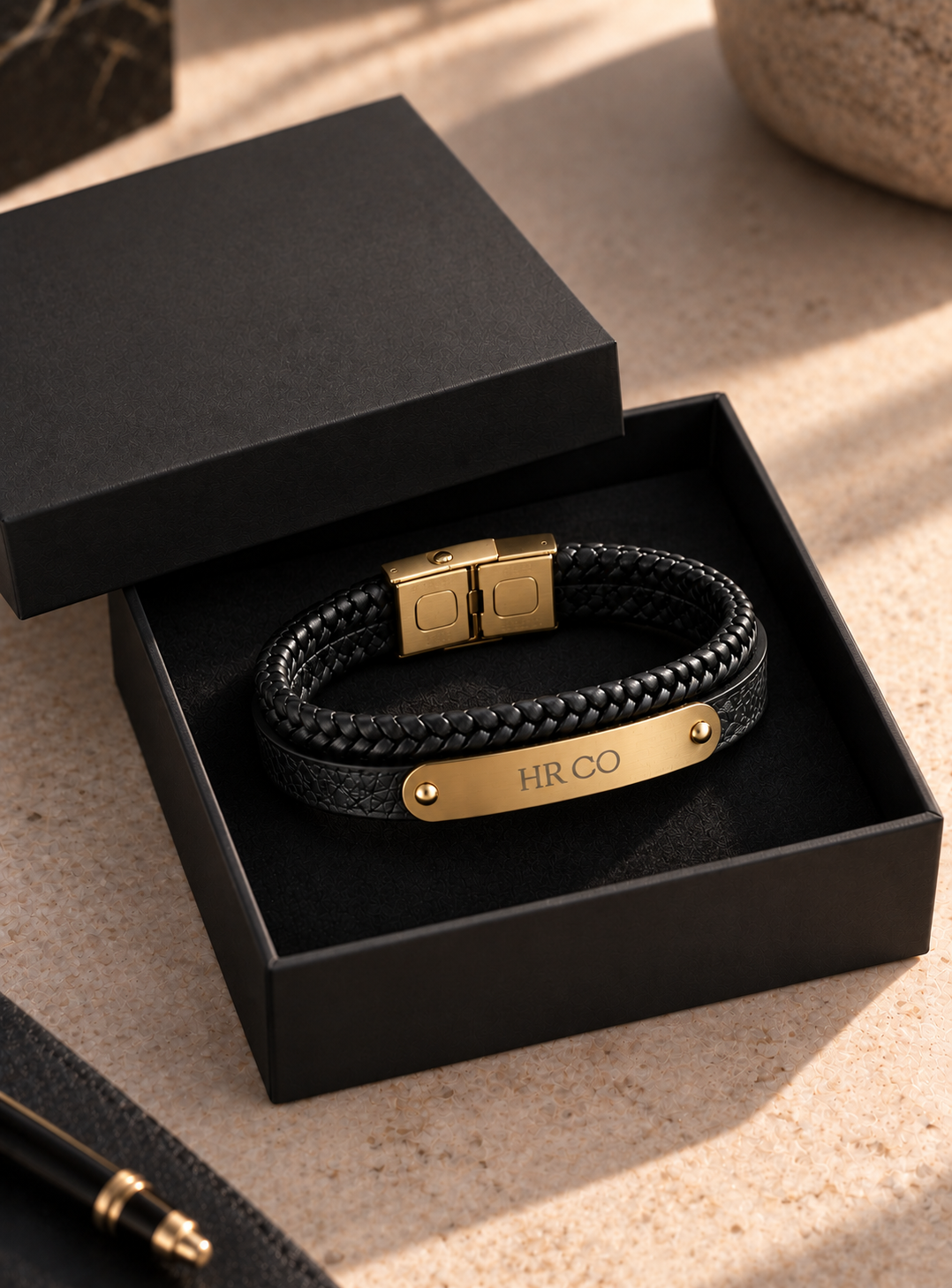 Bracelet Homme Cuir Tressé & Plaque Gravée Personnalisable en Acier Doré