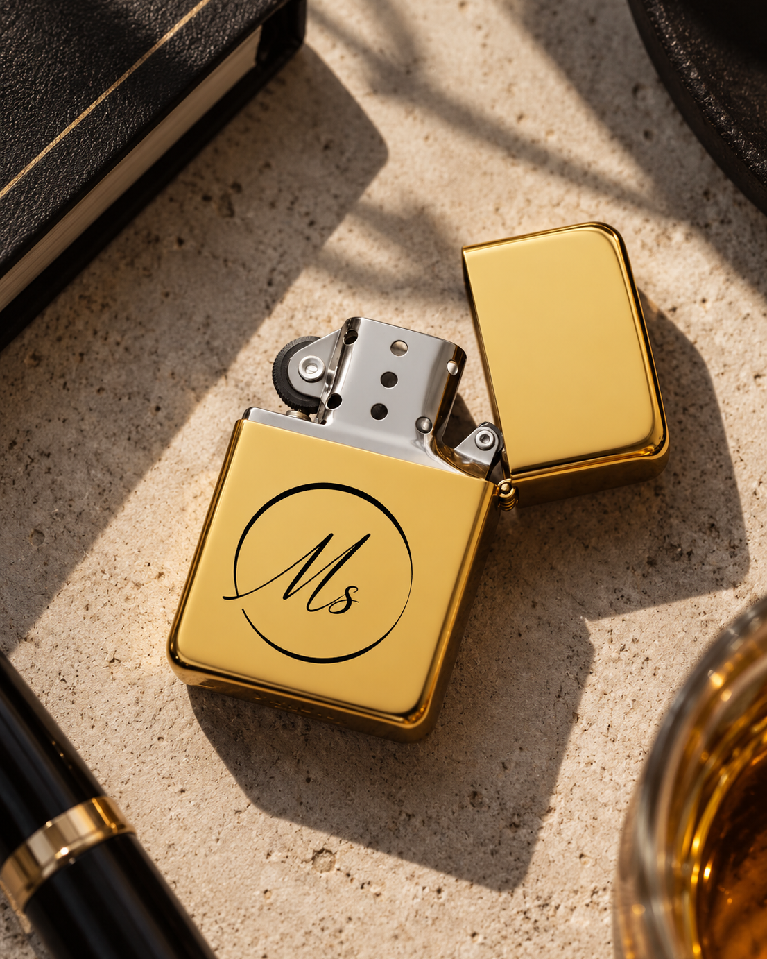 Briquet tempête en métal doré personnalisé avec gravure monogramme initiales Ms