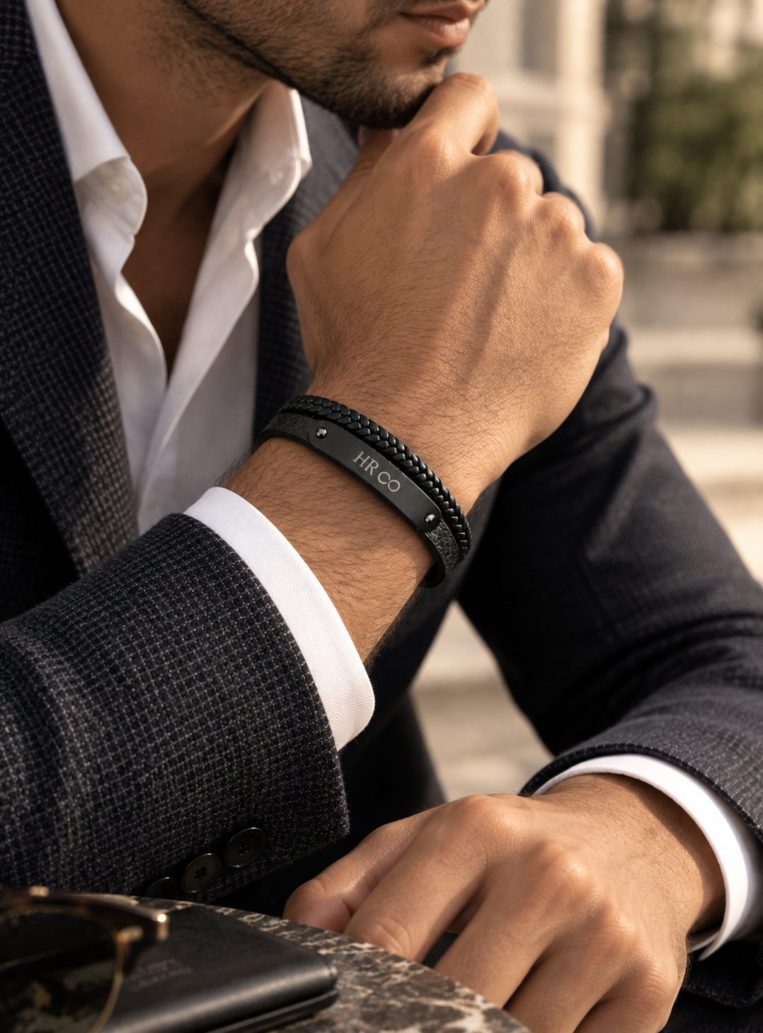 Gros plan bracelet homme personnalisable All Black en cuir tressé et gravure laser HR