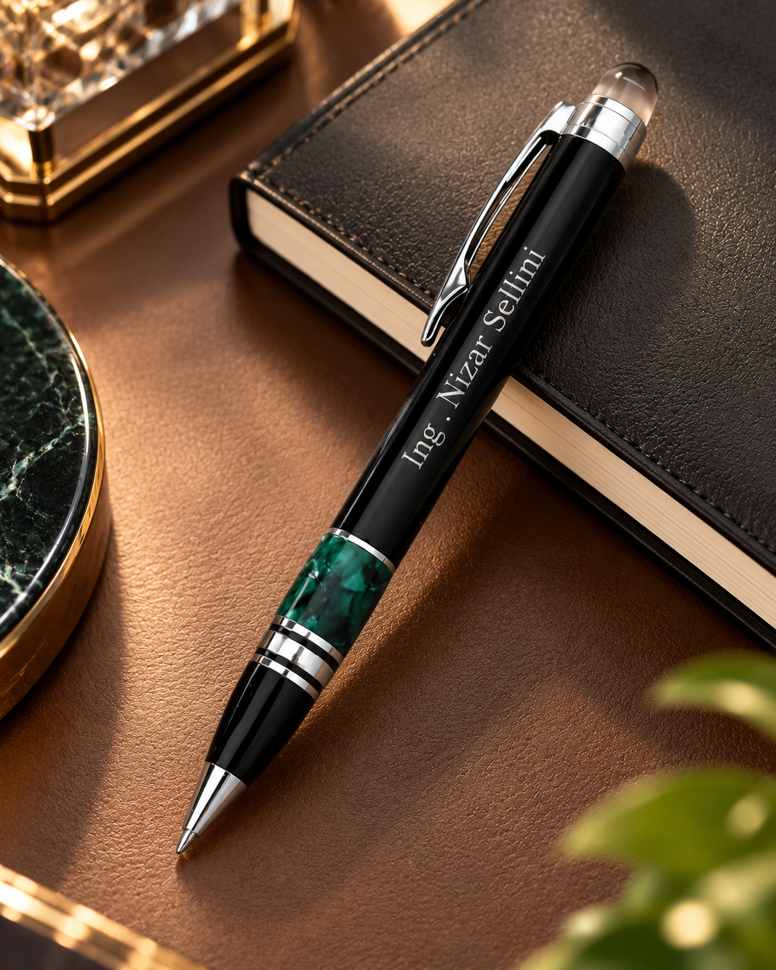 Stylo de luxe personnalisé avec gravure Ing Nizar Sellini et anneau central vert marbré
