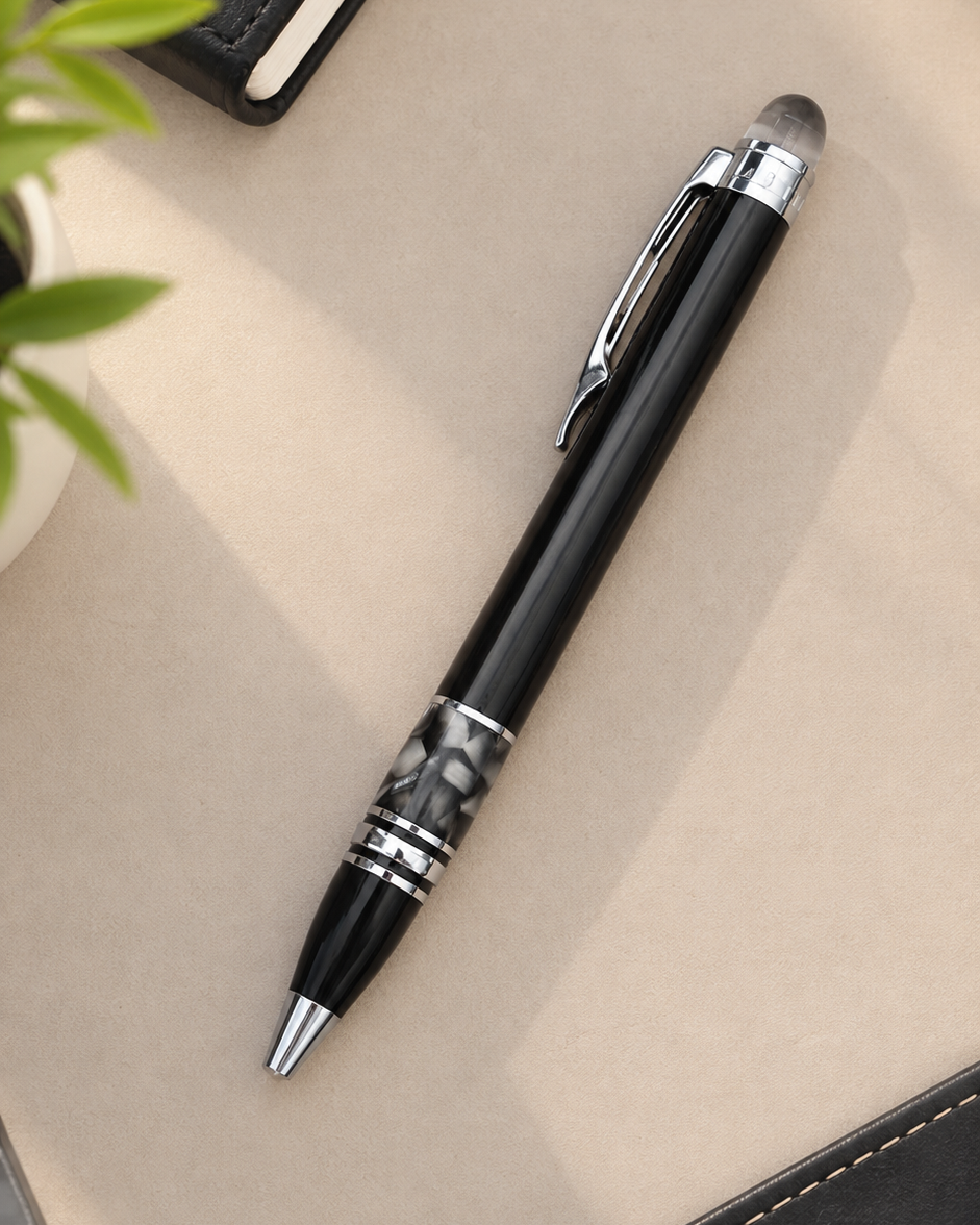 Stylo bille haute gamme en résine noire et finitions chromées avec dôme transparent