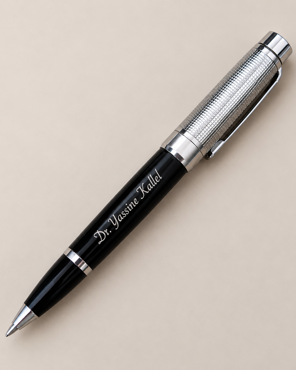 Stylo bille haut de gamme noir laqué et métal chromé personnalisable posé à plat