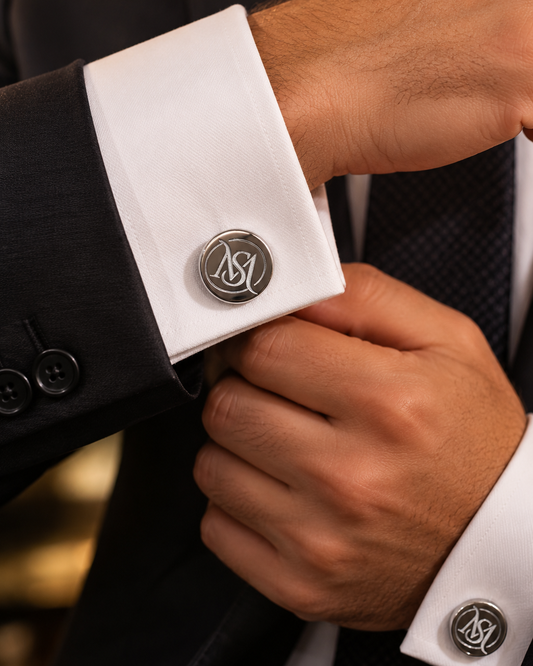 Homme portant des boutons de manchette de luxe personnalisés avec initiales en Tunisie