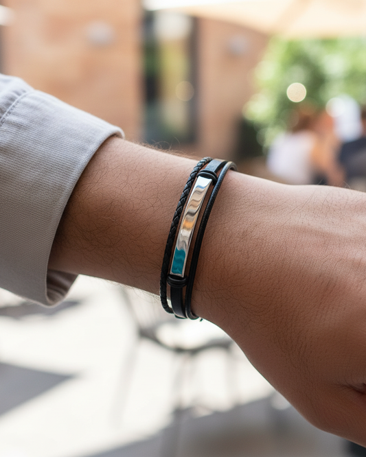 Bracelet multi-rangs pour homme en cuir noir avec plaque argentée.