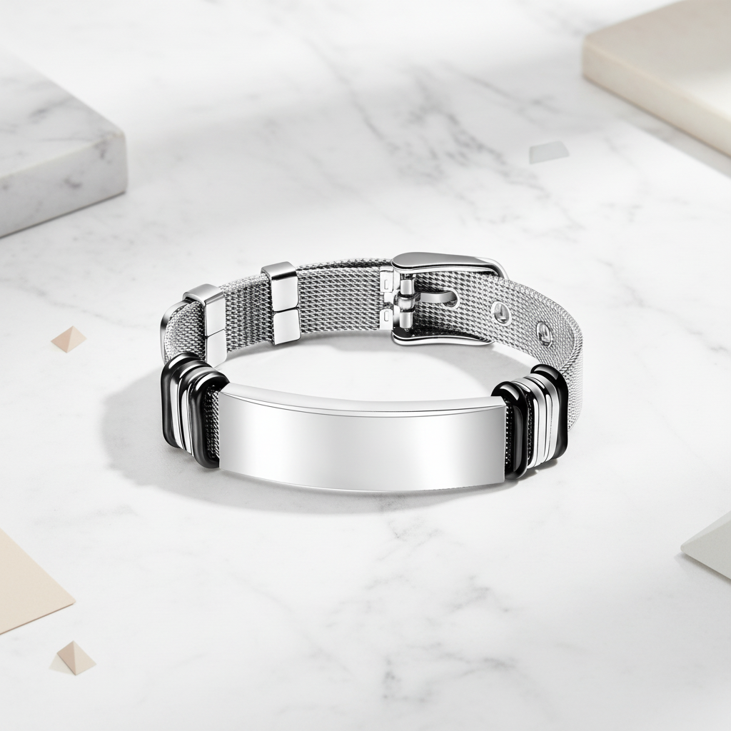 Bracelet gourmette pour homme en acier inoxydable argenté avec maille milanaise et plaque centrale personnalisable sur fond de marbre.