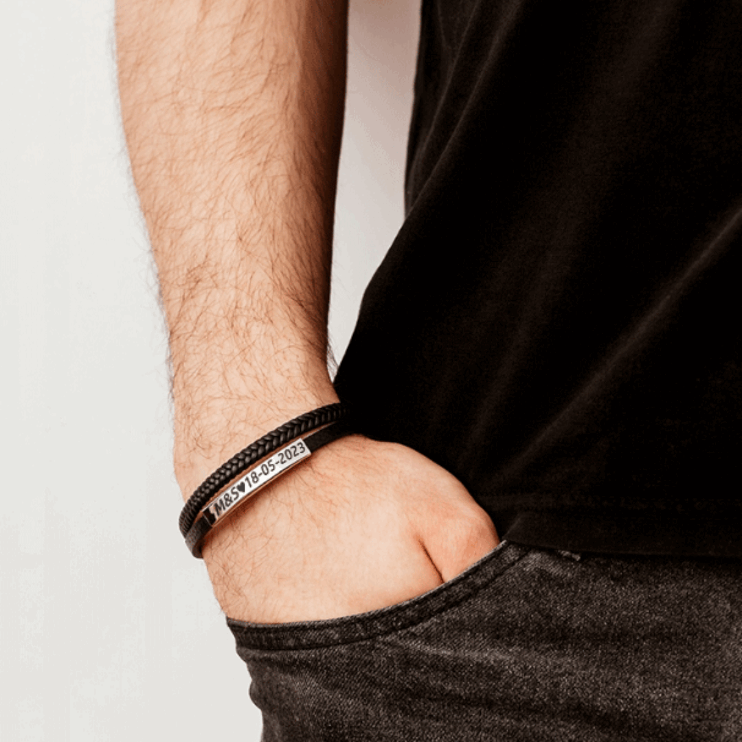 Bracelet en cuir noir tressé pour homme avec plaque en acier inoxydable gravée d'initiales et d'une date.