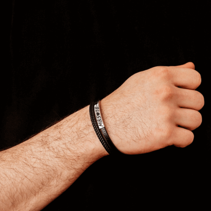 Bracelet en cuir noir tressé pour homme avec plaque en acier inoxydable gravée d'initiales et d'une date.