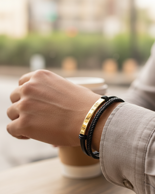 Bracelet pour homme en cuir noir tressé double rang avec plaque en métal doré.