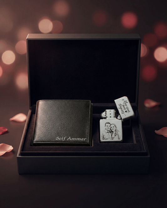 Coffret cadeau noir contenant un portefeuille en cuir gravé et un briquet argenté personnalisé avec photo et texte romantique.