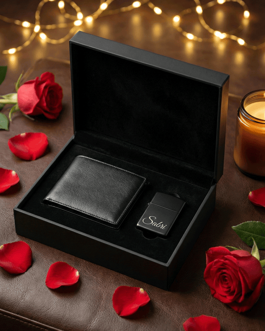 Coffret cadeau élégant avec portefeuille en cuir noir et briquet gravé Sabri entouré de roses rouges.