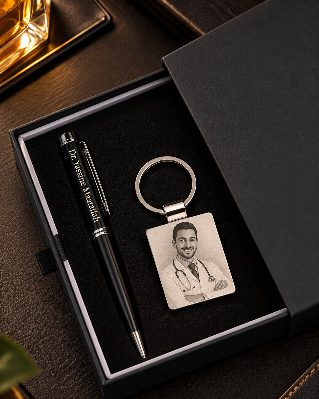 Coffret cadeau personnalisé avec stylo noir gravé et porte-clés photo