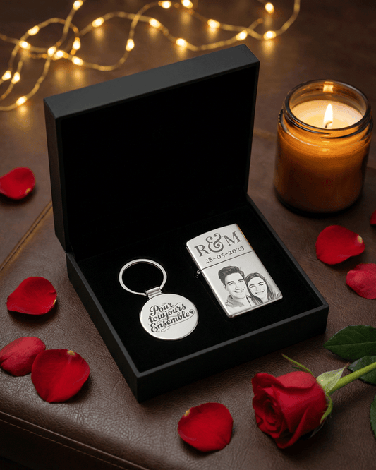 Coffret cadeau contenant un briquet personnalisé avec photo de couple et un porte-clé gravé 'Pour toujours Ensemble' dans un écrin élégant entouré de roses.