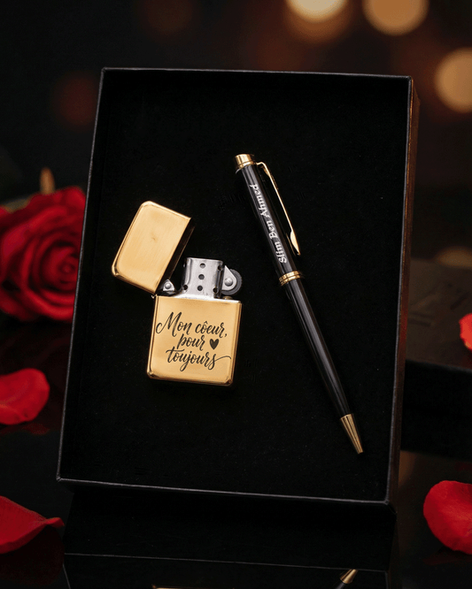 Coffret cadeau élégant contenant un briquet doré gravé et un stylo noir personnalisé posés sur un écrin noir.