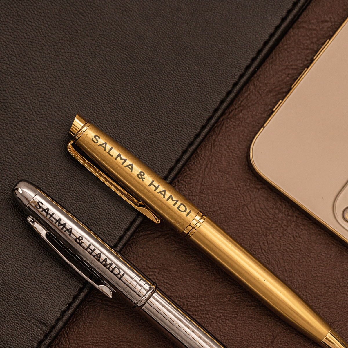 Gros plan sur les stylos de luxe en métal d'un coffret cadeau professionnel