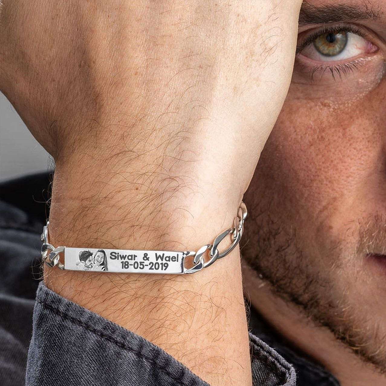 Gourmette pour homme en argent avec plaque gravée personnalisée portée au poignet.