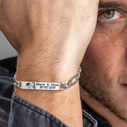 Gourmette pour homme en argent avec plaque gravée personnalisée portée au poignet.