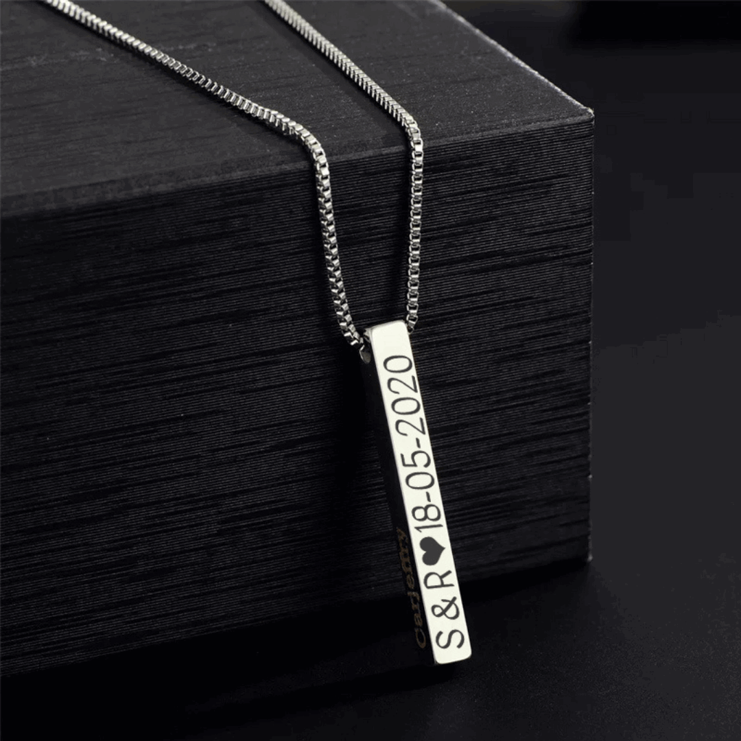 Zoom sur la gravure personnalisée d'un prénom sur le collier barre homme