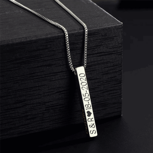 Zoom sur la gravure personnalisée d'un prénom sur le collier barre homme