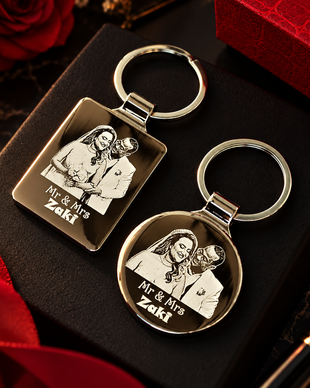 Détail de porte-clés photo et texte gravés pour couple, idée cadeau original en Tunisie