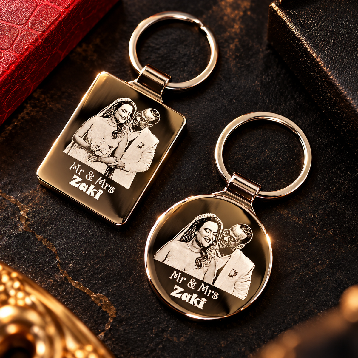 Détail de porte-clés photo et texte gravés pour couple, idée cadeau original en Tunisie