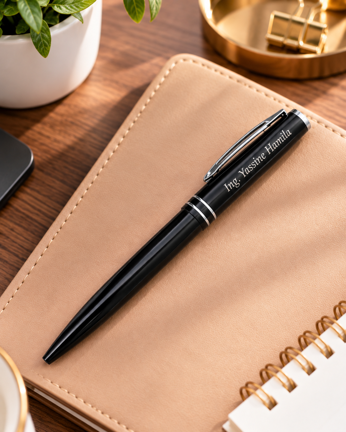Stylo luxe noir personnalisé avec gravure sur carnet en cuir beige