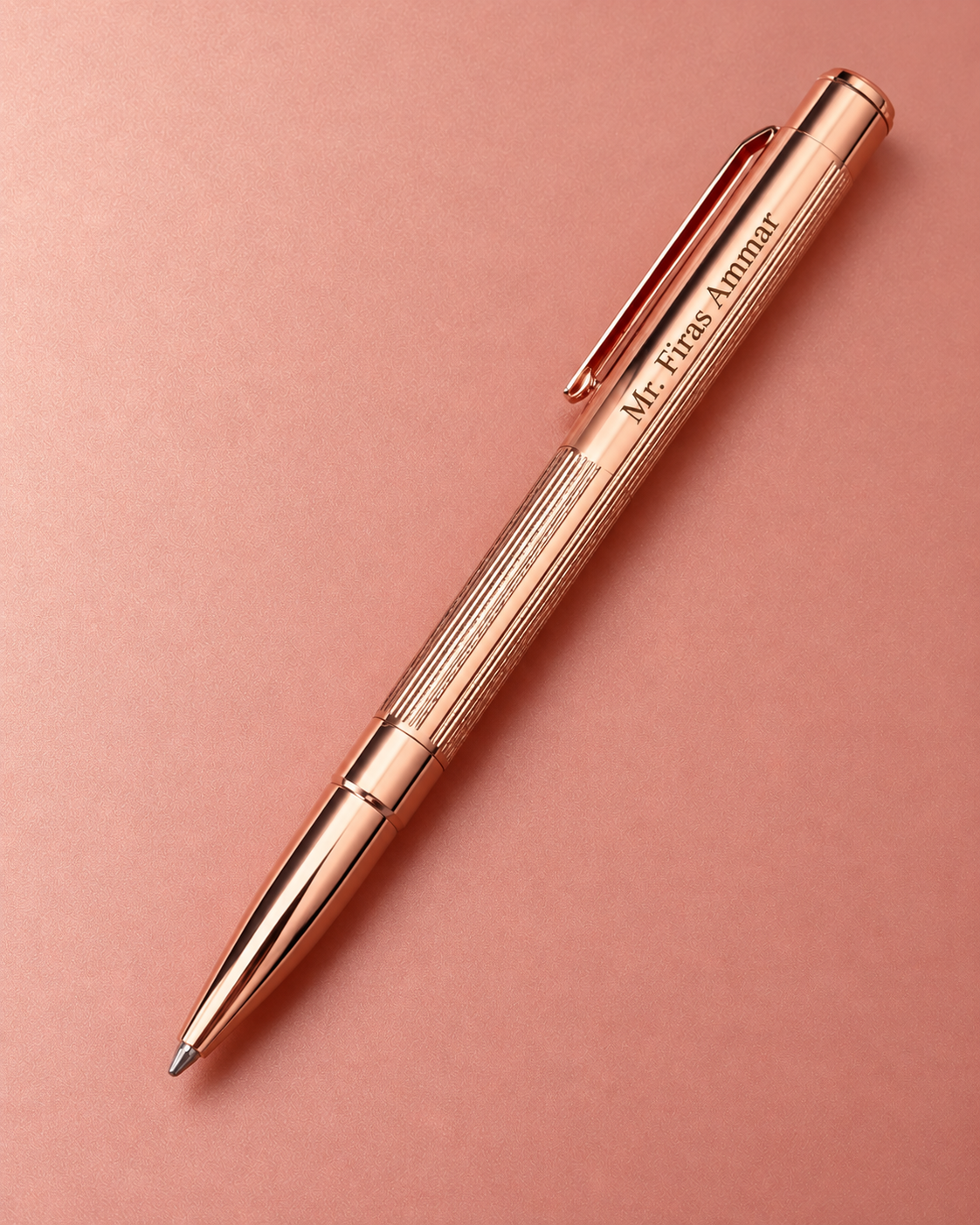 Gros plan sur la gravure personnalisée du stylo rose gold luxe
